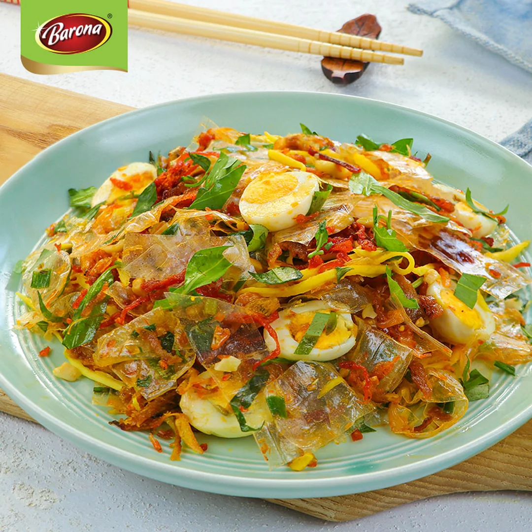 bánh tráng trộn sa tế màu cam cay thơm