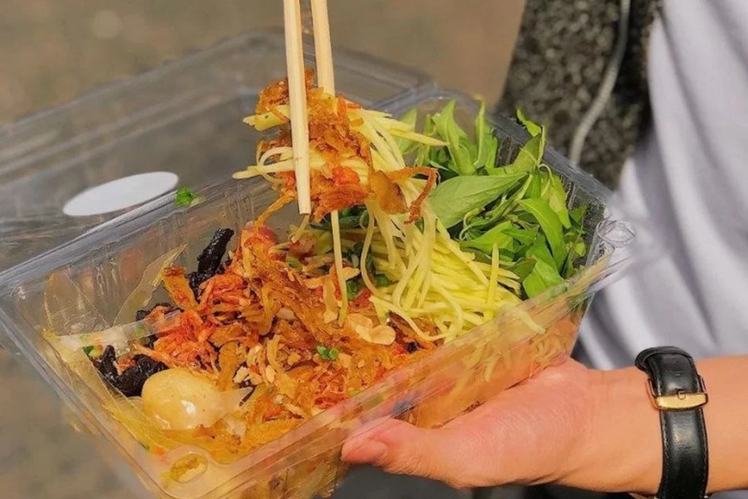bánh tráng trộn sài gòn với xoài xanh và rau răm
