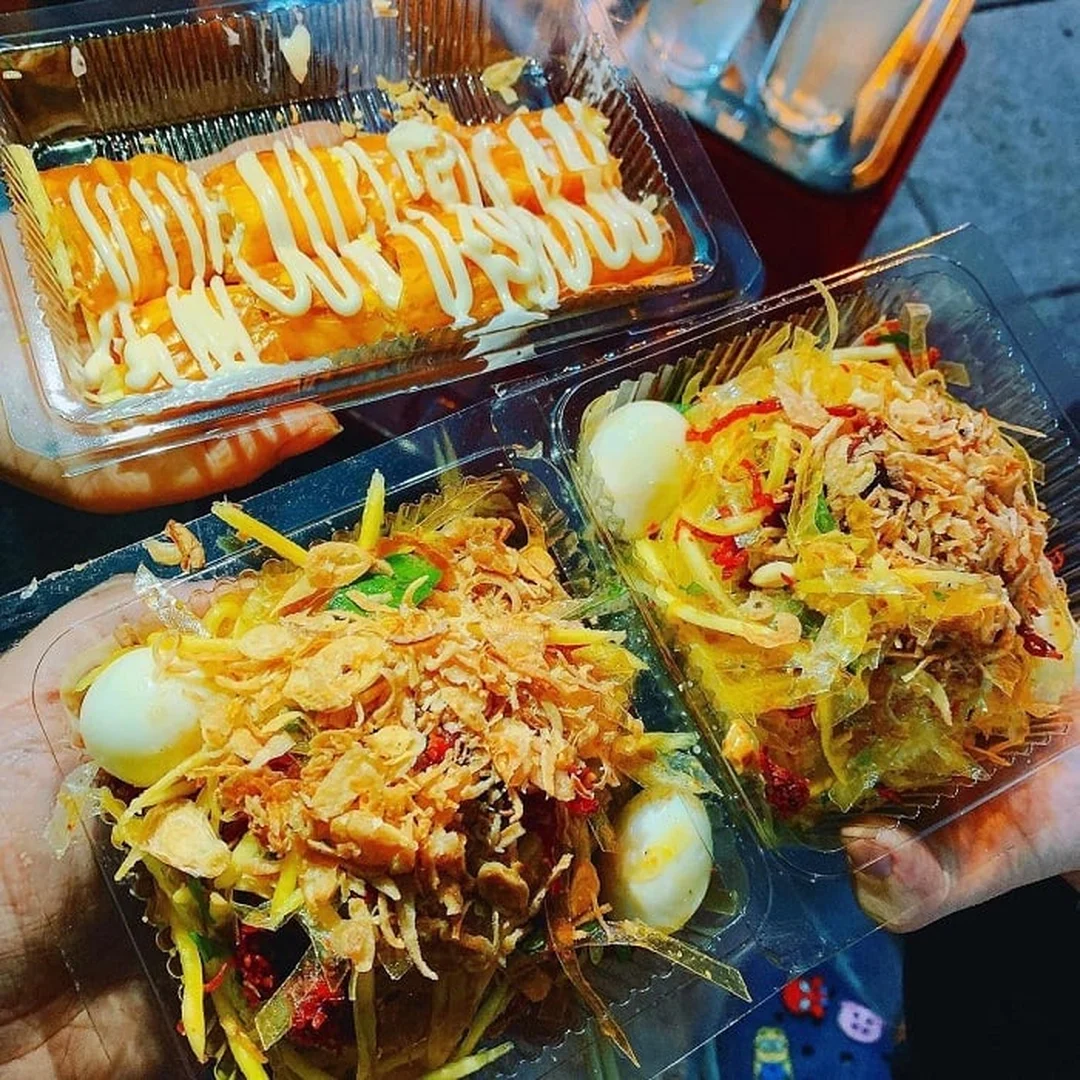 bánh tráng trộn Tây Ninh với trứng cút và topping khô