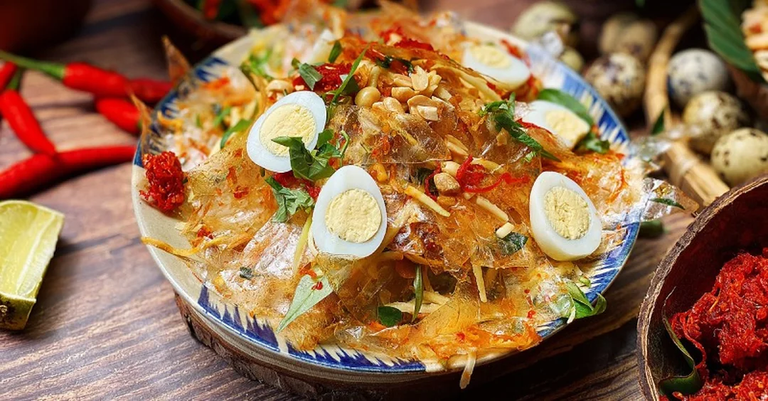 bánh tráng trộn trong hộp ăn vặt tiện lợi
