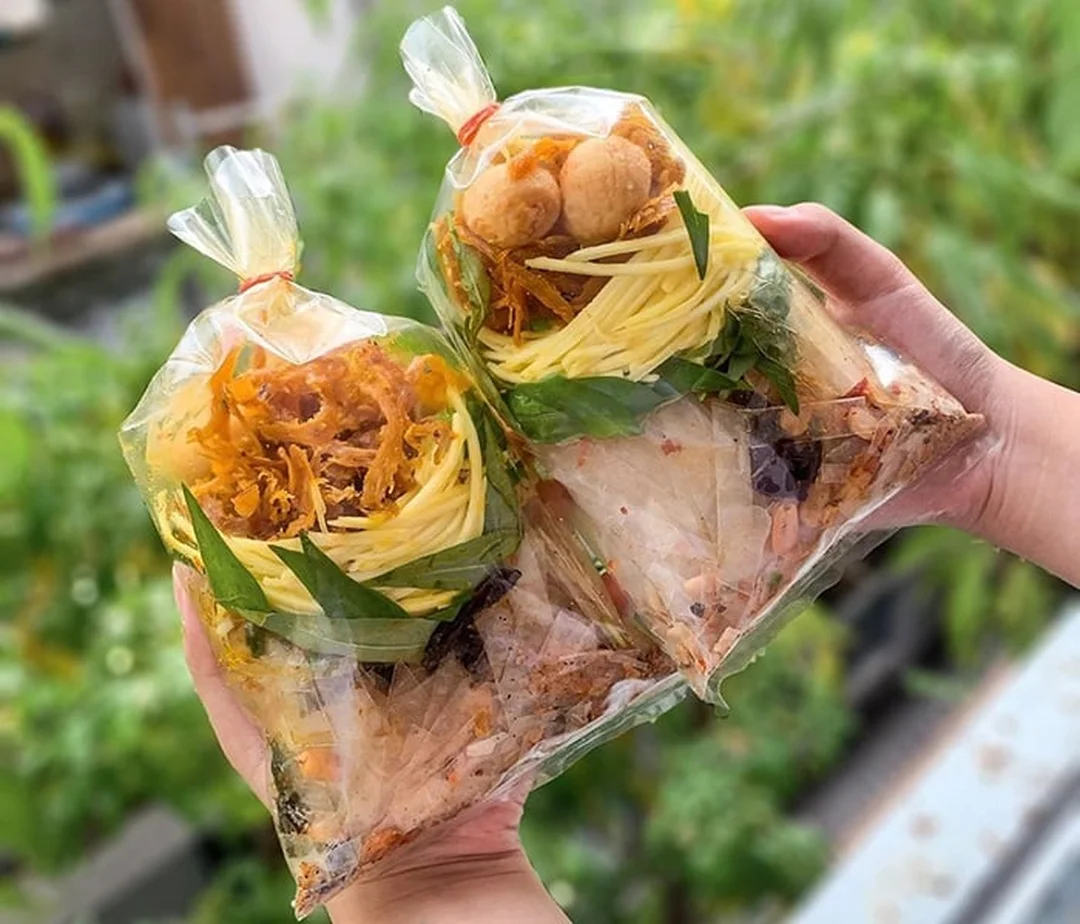 bánh tráng trộn với xoài xanh khô bò và rau răm