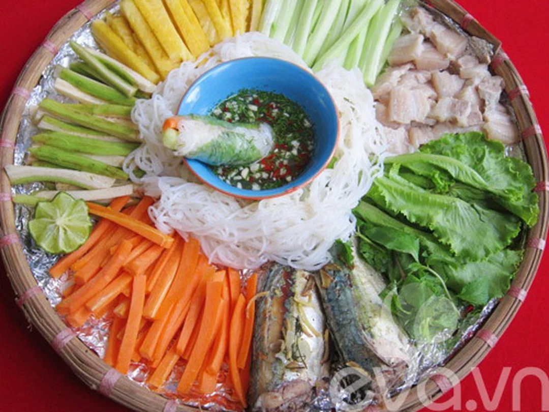 cá hấp cuốn bánh tráng ăn cùng rau củ