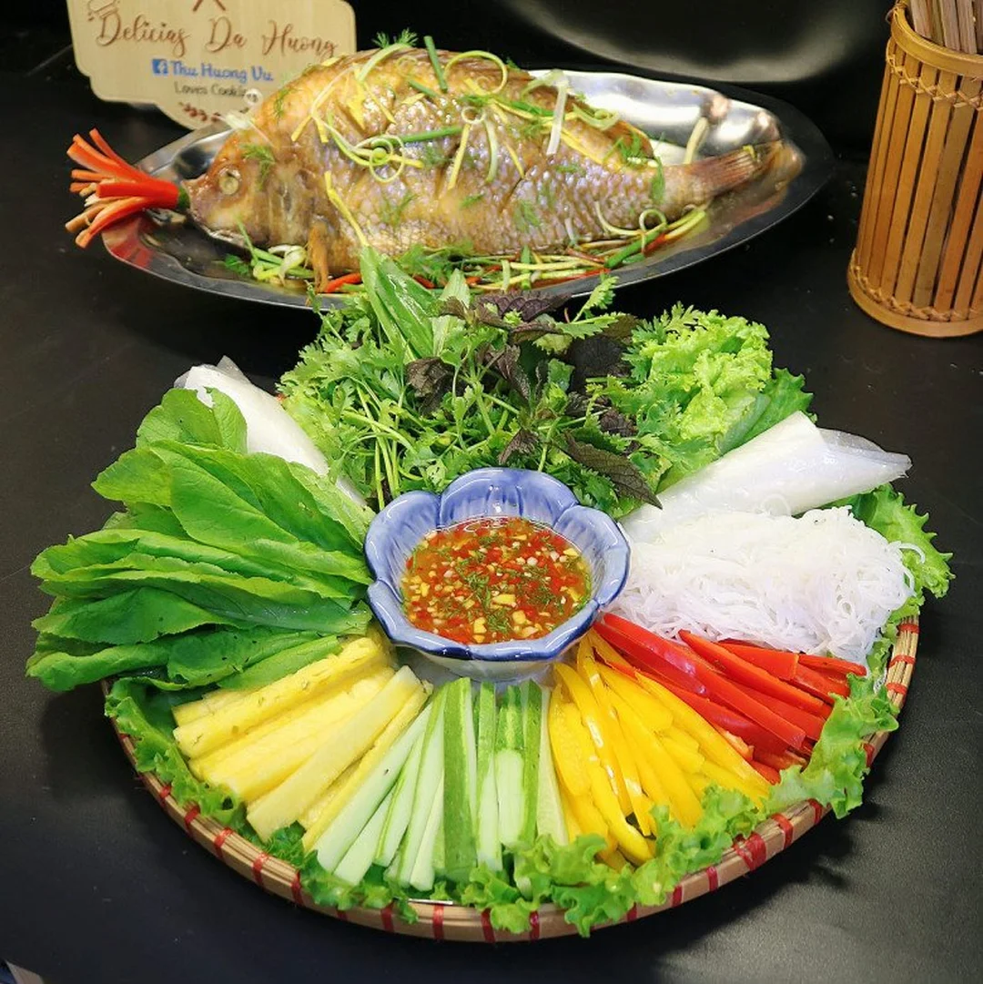 cá hấp cuốn bánh tráng bày mẹt gia đình