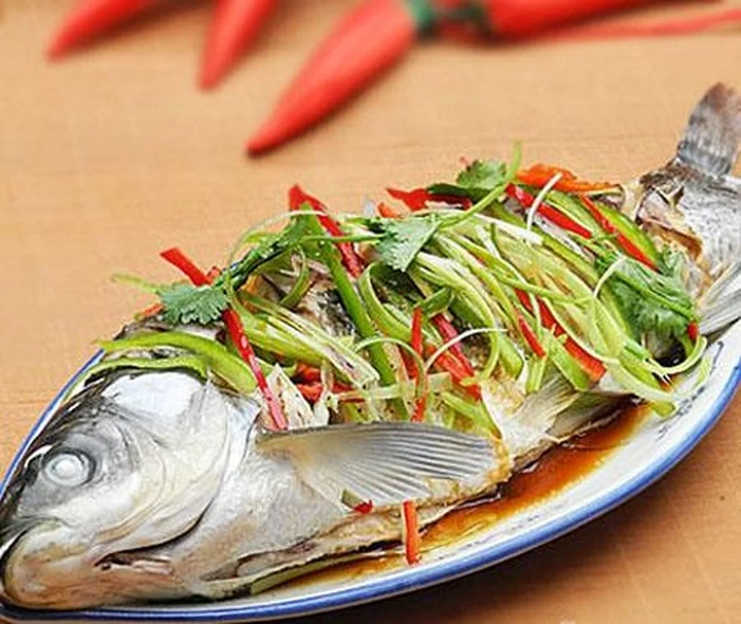 cá hấp cuốn bánh tráng chấm mắm nêm