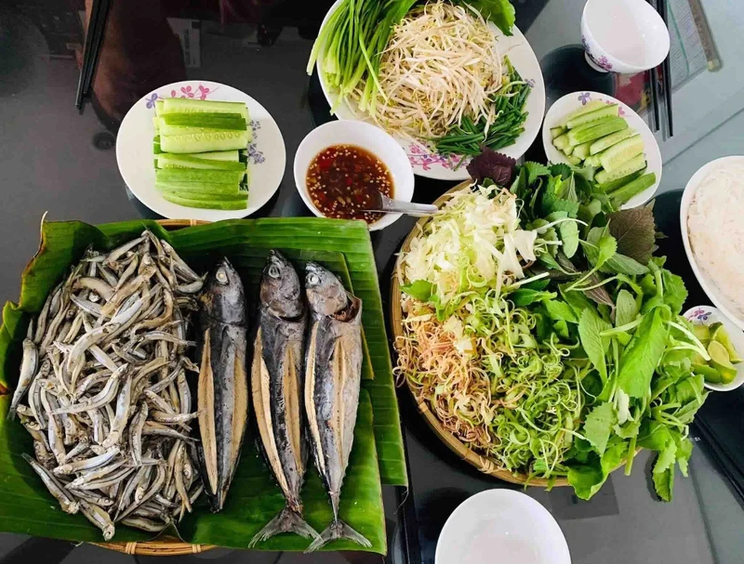 cá hấp cuốn bánh tráng với bánh tráng và rau thơm