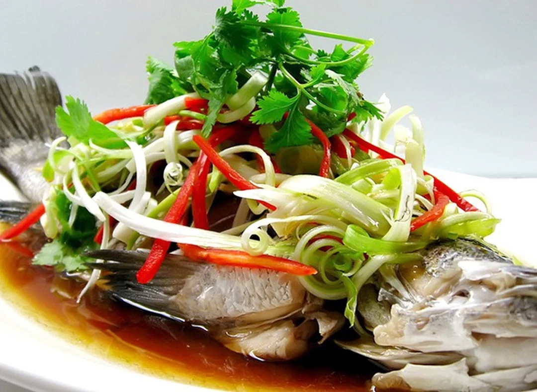 cá hấp cuốn bánh tráng với rau sống và mắm nêm