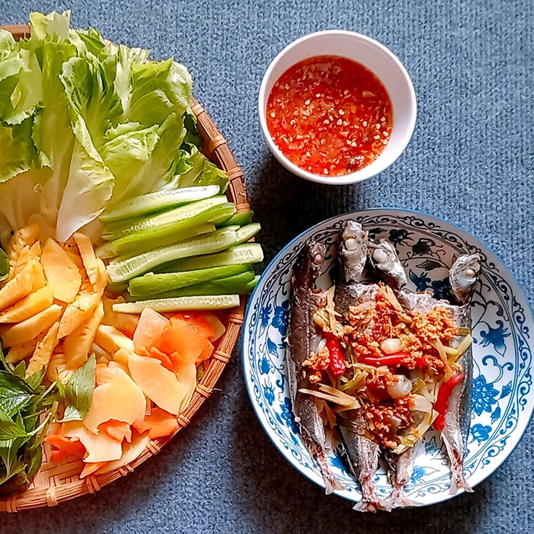 cá nục hấp cuốn bánh tráng ăn cùng mắm nêm miền Trung