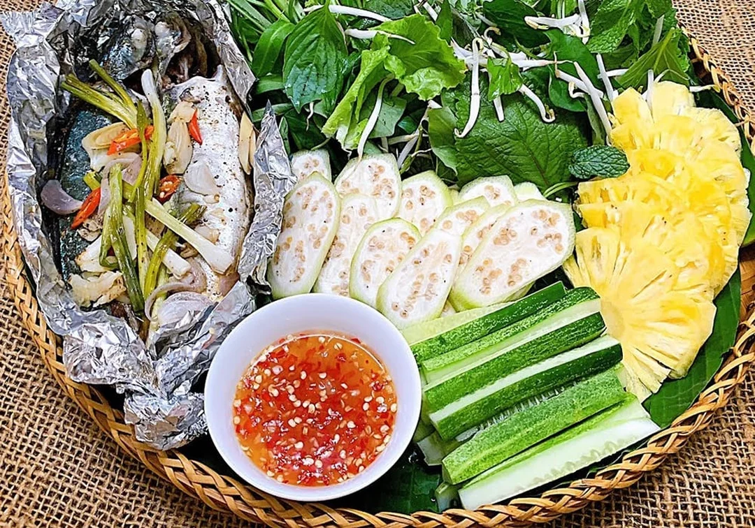 cá nục hấp cuốn bánh tráng bày cùng rau sống và nước chấm