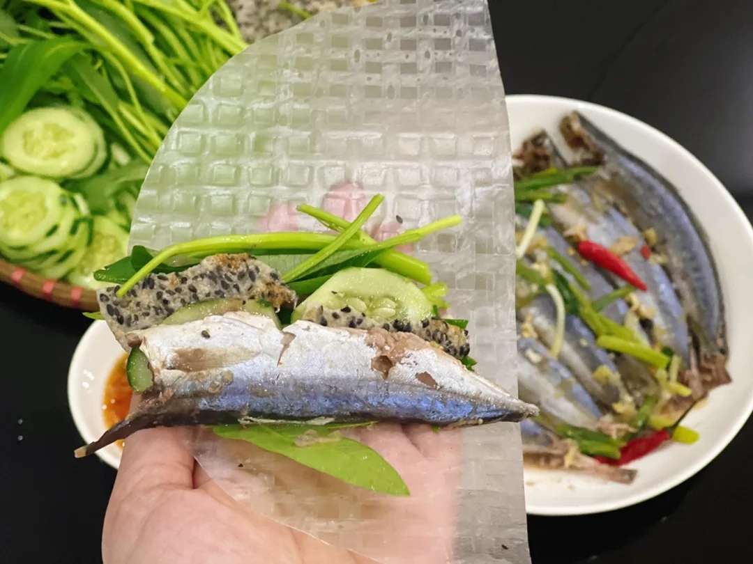 cá nục hấp cuốn bánh tráng dọn cùng rau và bánh tráng