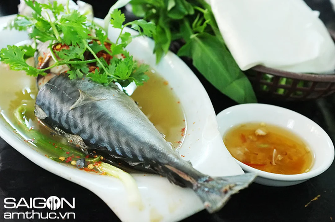 cá nục hấp cuốn bánh tráng kiểu miền Trung