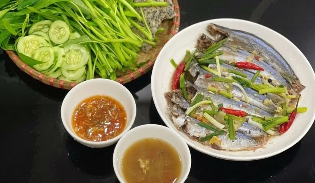 cá nục hấp cuốn bánh tráng thành phẩm với rau và bánh tráng