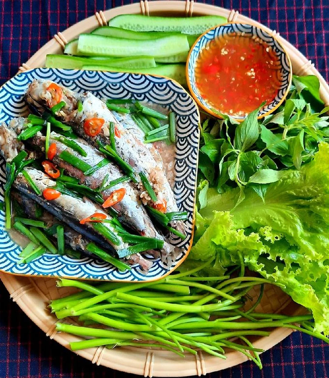 cá nục hấp cuốn bánh tráng với phần cá chín mềm