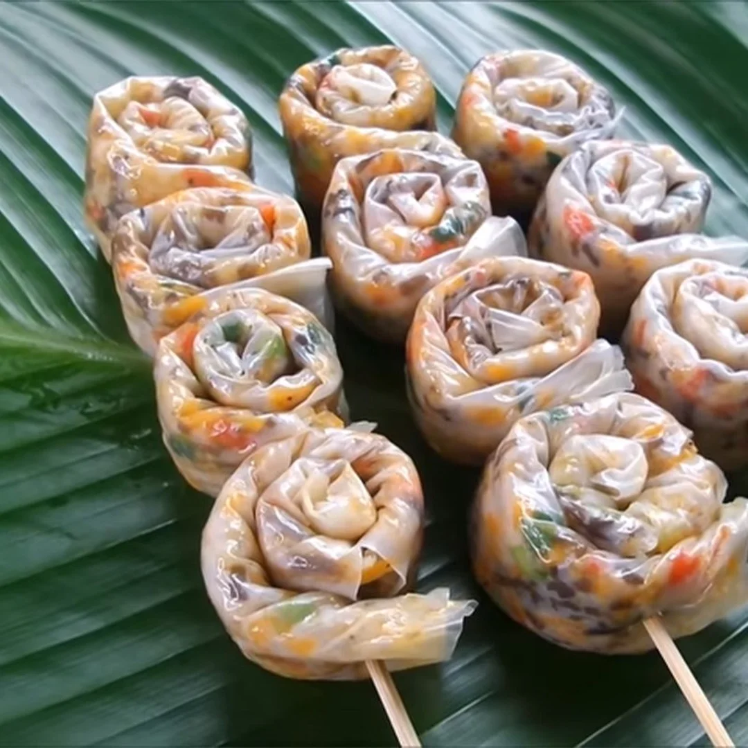 cách cuốn bánh tráng lụi thành vòng nhỏ