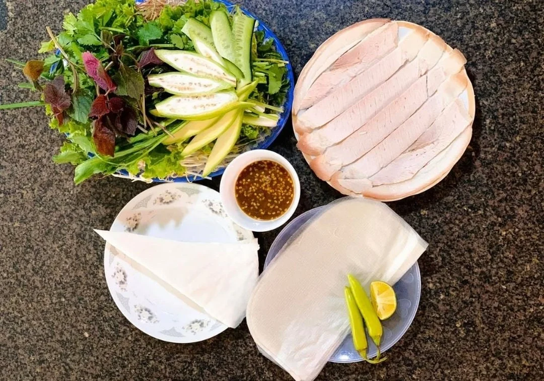 mẹt thịt luộc cuốn bánh tráng kiểu Đà Nẵng