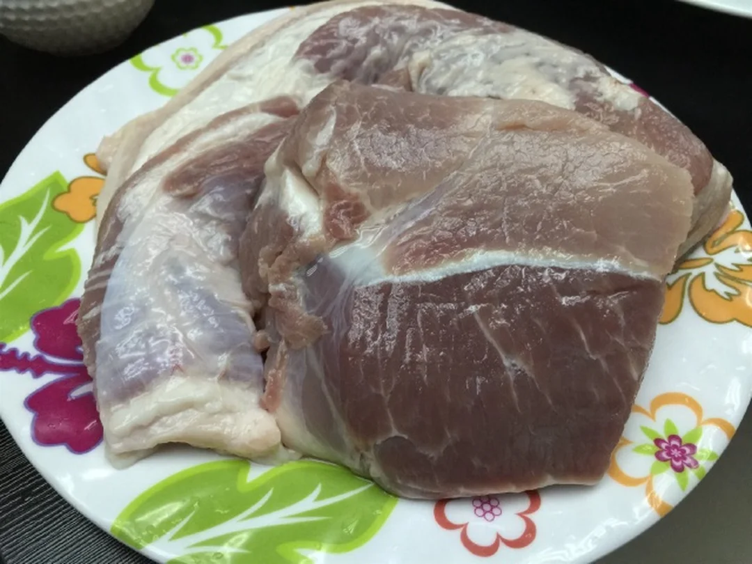 mẹt thịt luộc cuốn bánh tráng với rau sống và thịt ba chỉ