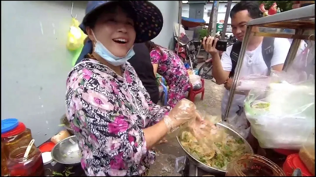 Video review bánh tráng tỏi ớt Cô Giang